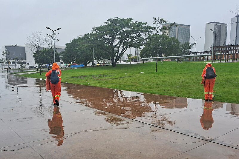 File:11 02 2024 - Cerca de 7,5 toneladas de lixo recolhidas no sábado de Carnaval no DF (53522069237).jpg