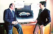 A destra Gandini insieme a Bertone con i disegni di una Ferrari Rainbow nel 1976