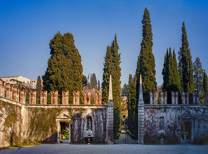 File:1993-1994-Giardino Giusti (Verona)-testo e photo Paolo Villa-nB01-tesi Accademia Belle Arti Bologna-Veduta del cancello principale, 2obelischi, porte rettangolari, viale con fuga prospettica e cipressi, muro merlato di cinta.jpg