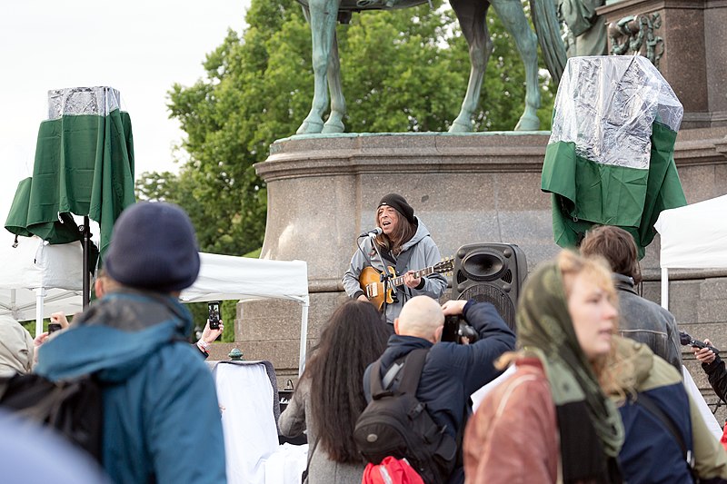 File:2-Meter-Abstand Demo für Kunst und Kultur Wien 2020-05-29 42 Harri Stojka.jpg