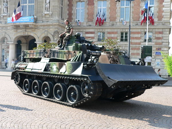 The EBG combat engineering vehicle, based on the AMX 30 tank, is used by the engineers of the French Army.