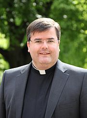 ドイツのカトリック教会の司祭。シャツにローマンカラーを装着し、ブレザーを着用している。典礼時以外の服装の一例。
