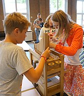 Children in primary school are assembling a do-organ of Orgelkids