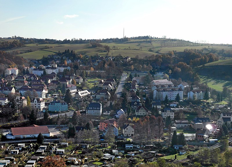 File:20161113130DR Freital-Hainsberg Blick v Backofenfelsen.jpg