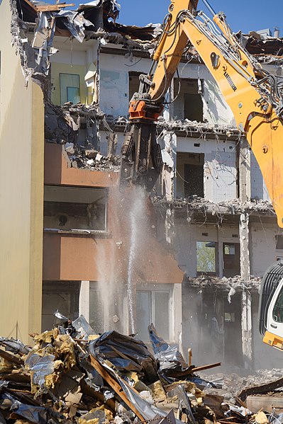 File:2018-04-19 15-55-22 demolition-hopital-belfort.jpg