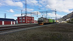 Arctic Rail Express-tog passerer Bjørnfjell st.