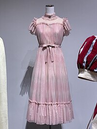 六本木ミュージアムの日向坂46展「WE R!」で展示された「春の大ユニット祭り」ピンクドレス衣装（2024年5月13日撮影）
