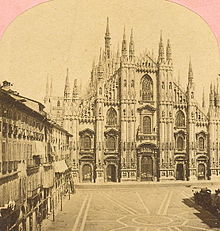 Piazza del Duomo nel 1860 circa. Sulla sinistra si intravede il Coperto dei Figini, che è stato demolito nel 1864 per allargare la piazza