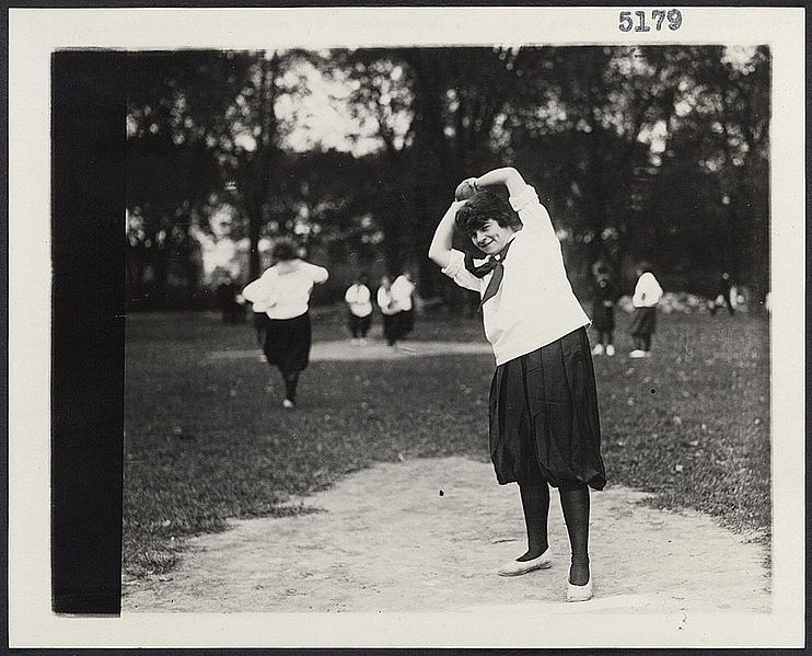 File:A women's softball baseball game 06617v.jpg