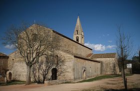 Fotografia colorida da fachada de uma igreja românica