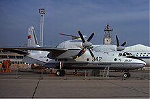 Un Antonov An-32 Aeroflot in mostra statica al Salone internazionale dell'aeronautica e dello spazio di Parigi-Le Bourget del 1977.