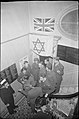 Quelques membres des forces alliées britanniques célébrant le nouvel an juif au Club Balfour à Londres, 1943