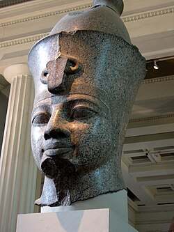 Statuie colosală din granit roșu a lui Amenhotep al III-lea