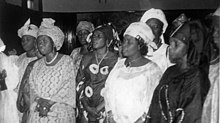 Photo noir et blanc d'une assemblée de femmes noires en grande tenue