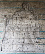 İstiklâl Kulesi'nin iç duvarı (üstte) ile Misak-ı Millî Kulesi'nin dış duvarındaki kabartmalar