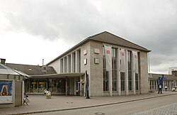 Bahnhofsvorplatz und Empfangsgebäude