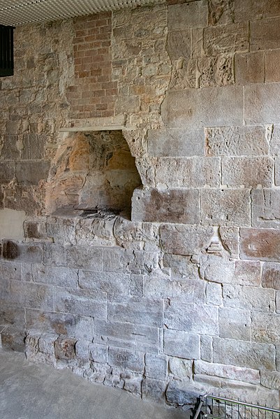 File:Antic parament de la muralla exterior a La Porta de Mar i les termes portuàries (Barcelona).jpg