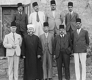قادة اللجنة العربية العليا، 1936، الصف الأمامي الأول من اليسار: راغب النشاشيبي، أمين الحسيني، أحمد حلمي عبد الباقي، عبد اللطيف صلاح، وألفرد روك.