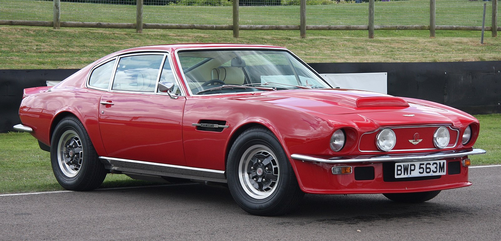 Aston Martin v8 Vantage 1977