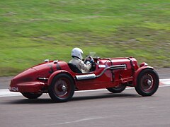 Aston Martin Speed 2 litres de 1937 dans la courbe de Pouas au Grand Prix de l'Âge d'Or 2007.