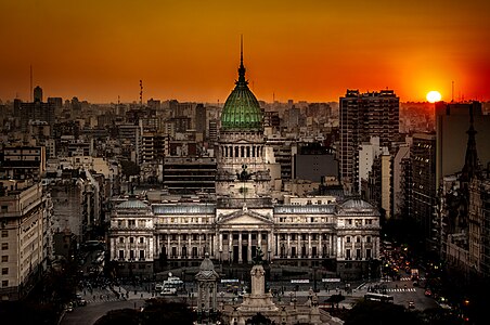 Atardecer en el Congreso de la Nación Argentina, toma realizada desde el faro del edificio Barolo. (lazy translation: Sunset at the Congress of Argentina takes on the building from the lighthouse Barolo.)