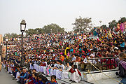 భారత, పాక్ దేశాల జాతీయపతాకాల అవనత వేడుకను తిలకిస్తున్న ప్రజలు