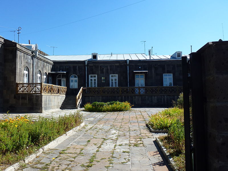 File:Avetiq Isahakyan museum in Gyumri 01.JPG