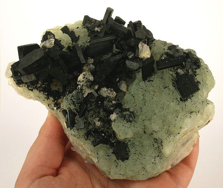 File:Babingtonite-Prehnite-bab07d.jpg