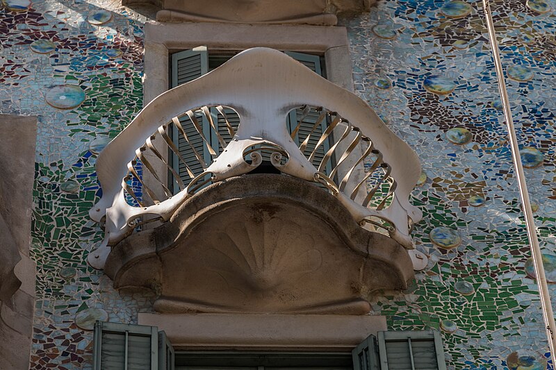 File:Balkon des Casa Batlló.jpg