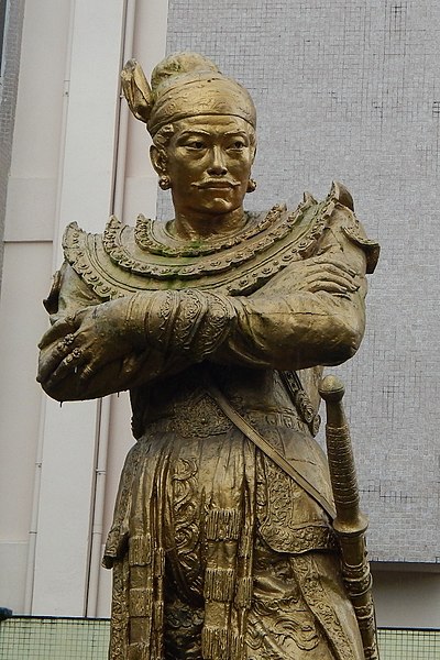 Statue of King Bayinnaung in front of the National Museum.