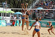 Deutsch: Beachvolleyball bei den Olympischen Jugendspielen 2018; Tag 11, 17. Oktober 2018; Jungen, Spiel um Platz 3 – USA (Devon Newberry/Lindsey Sparks)-Norwegen (Emilie Olimstad/Frida Berntsen) 1:2 (21–1/13–21/9–15) English: Beach volleyball at the 2018 Summer Youth Olympics at 17 October 2018 – Bronze Medal Match – USA (Devon Newberry/Lindsey Sparks)-Norway (Emilie Olimstad/Frida Berntsen) 1:2 (21–1/13–21/9–15)