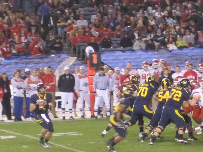 File:Bears on offense at 2009 Poinsettia Bowl 17.JPG