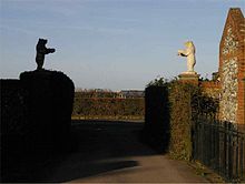 Statuer av to bjørner ved inngangen til Bentworth Hall