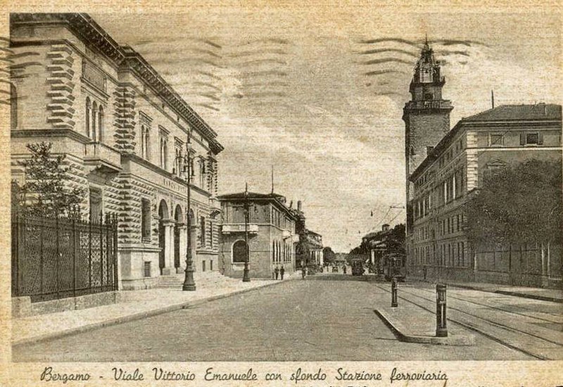 File:Bergamo - Viale Vittorio Emanuele con sfondo Stazione ferroviaria.jpg