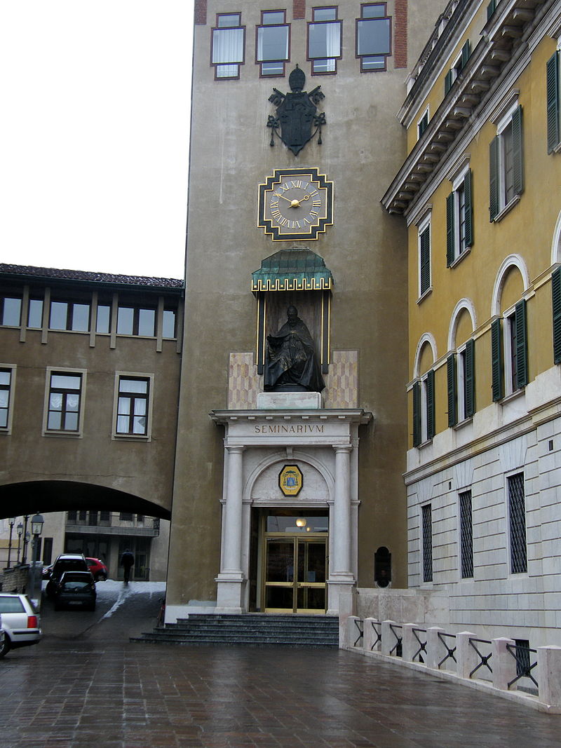 Come arrivare a Seminario Vescovile Papa Giovanni XXIII a Bergamo con Bus o  Treno?