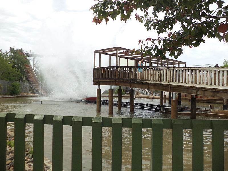 File:Blackfoot Falls car creating splash at end of drop, Wild Adventures.JPG