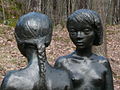 Les sœurs (Systrarna), sculpture de Nils Blomberg.