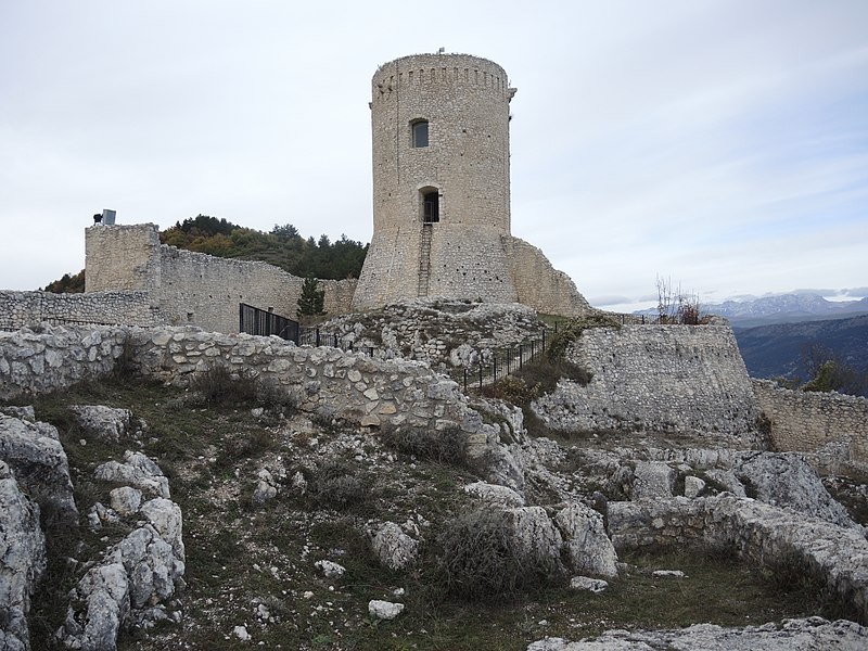 File:Bominaco AQ - Castello 29.JPG