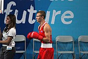 Deutsch: Boxen bei den Olympischen Jugendspielen 2018 Tag 12, 18. Oktober 2018 - Finale im Leichten Weltergewicht Jungen – Ilia Popov (Russland, rot) schlägt Talgat Shaiken (Kasachstan, blau) 4-1; Ringrichter ist James Beckles (Trinidad und Tobago). English: Boxing at the 2018 Summer Youth Olympics on 18 October 2018 – Final Light Welterweight Boys Bout - Ilia Popov (Rusia, rojo) supera a Talgat Shaiken (Kazajstán, azul) 4-1; Referee is James Beckles (Trinidad and Tobago). Español: Boxeo en los Juegos Olímpicos Juveniles de Verano de 2018 en 18 de octubre de 2018 - Chicos de peso welter ligero final: Ilia Popov (Uzbekistán, roja) le gana a Talgat Shaiken (Egipto, azul) 4-1; El árbitro es James Beckles (Trinidad y Tobago).