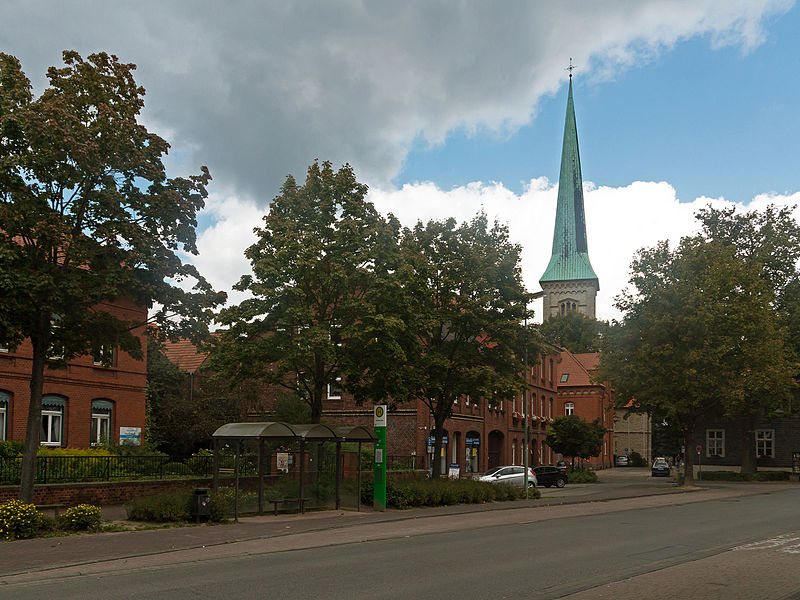 File:Brakel, straatzicht met de toren van de katholische Pfarrkirche Sankt Michael (Dm5) op de achtergrond foto7 2015-09-10 15.50.jpg