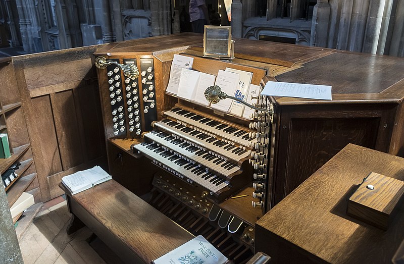 File:Bristol, St Mary Redcliffe church, organ console (48736281827).jpg