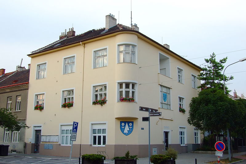 File:Brno-Černovice - hall of the city district.jpg