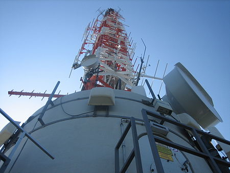 电波塔是常见的广播设施之一，图为德国斯图加特电视塔（英语：Fernsehturm Stuttgart）