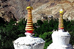 Un villaggio visto attraverso Chortens