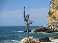 פסל הרקדנית, על סלע בחוף בודווה