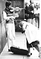 Bundesarchiv Bild 183-1990-1016-021, Berlin, vietnamesischer Student, Geige spielend.jpg