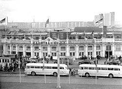 Empfangsgebäude und Bahnhofsvorplatz auf der Nordseite, 1964