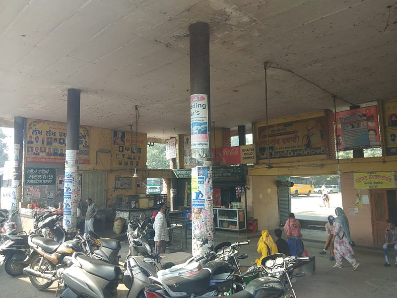 File:Bus stand Batala (Jalandhar buses).jpg