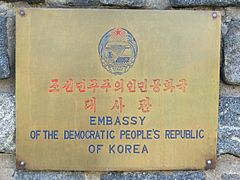 Prag, Çek Cumhuriyeti'nde Kuzey Kore Büyükelçiliği çitinde amblemi.