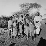 COLLECTIE TROPENMUSEUM Groepsportret van een Masai familie bij Kajiado TMnr 20014280.jpg